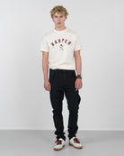 Camiseta NEW ENGLAND de Harper & Neyer en crudo, vista frontal completa combinada con cargo negro