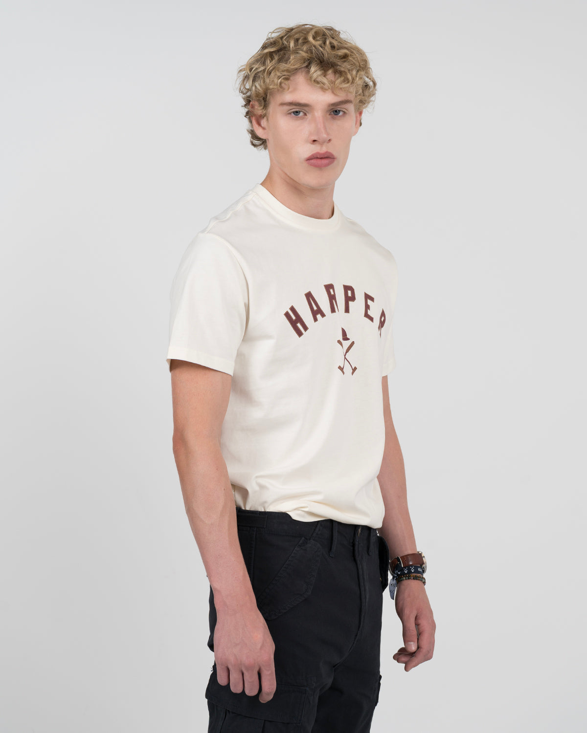 Camiseta NEW ENGLAND de Harper & Neyer en algodón crudo, vista tres cuartos con gráfico HARPER en el pecho