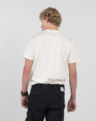 Camiseta NEW ENGLAND en algodón crudo de Harper & Neyer, vista trasera lisa con pantalón cargo negro