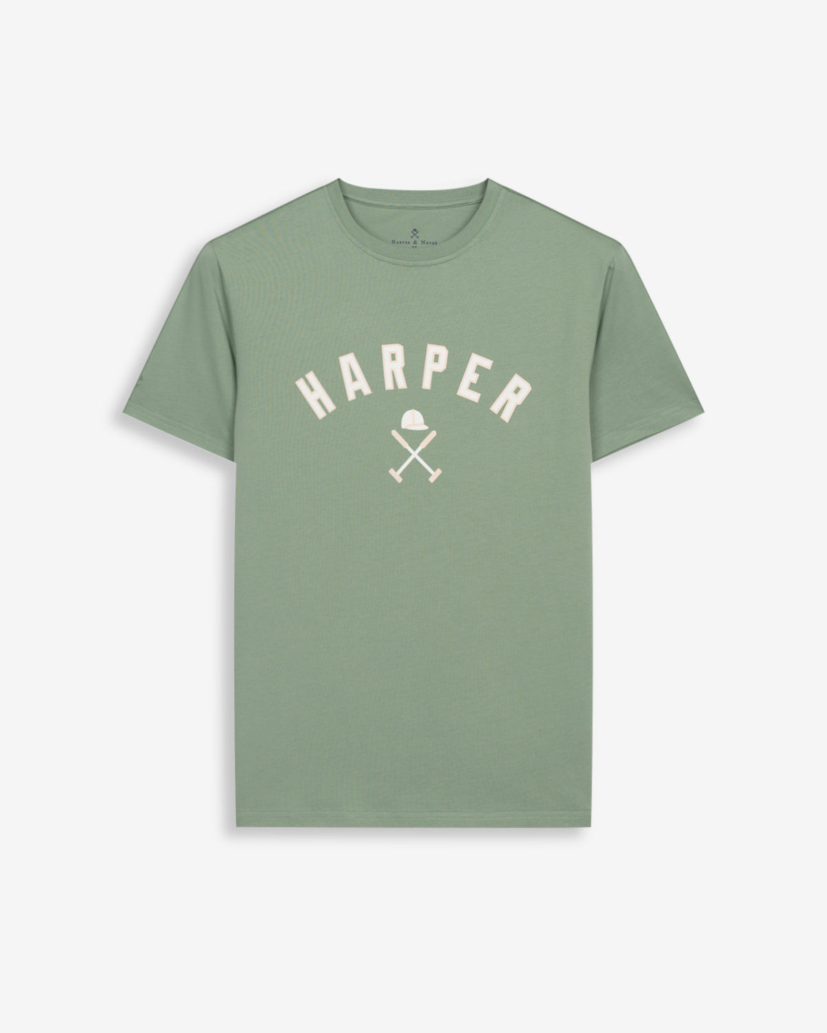 Camiseta NEW ENGLAND de Harper & Neyer en algodón verde salvia, bodegón frontal con gráfico HARPER de polo