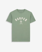 Camiseta NEW ENGLAND de Harper & Neyer en algodón verde salvia, bodegón frontal con gráfico HARPER de polo
