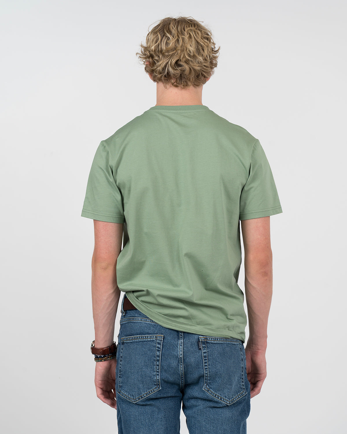 Camiseta NEW ENGLAND en algodón verde salvia de Harper & Neyer, vista trasera lisa con vaquero azul