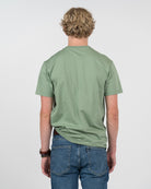 Camiseta NEW ENGLAND en algodón verde salvia de Harper & Neyer, vista trasera lisa con vaquero azul