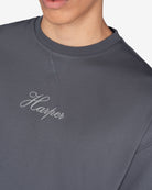Detalle del logo Harper bordado y costura reforzada en el cuello de la camiseta NEWPORT antracita