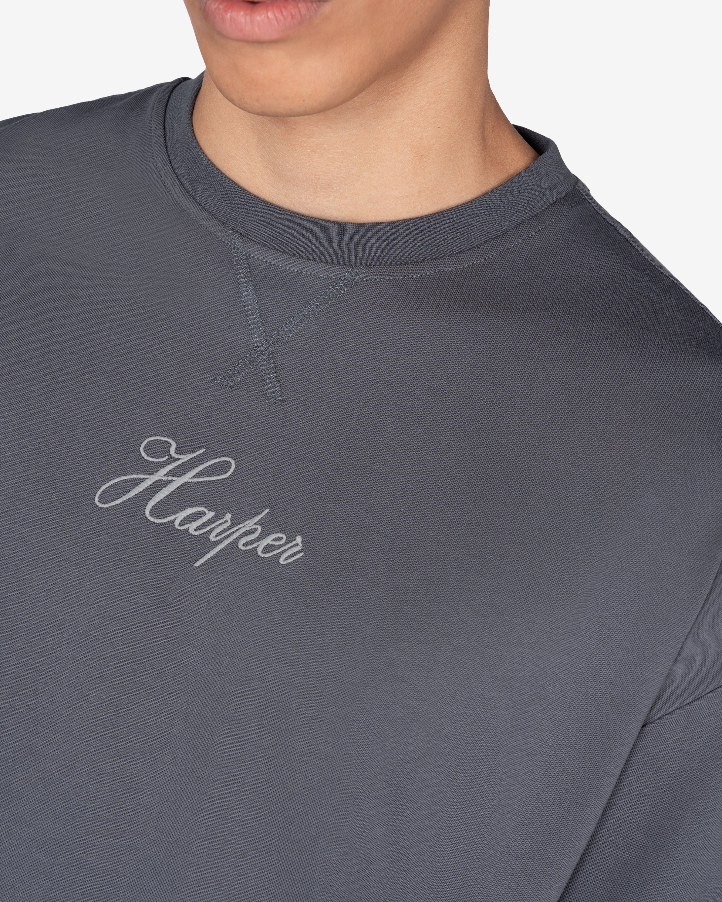 Detalle del logo Harper bordado y costura reforzada en el cuello de la camiseta NEWPORT antracita