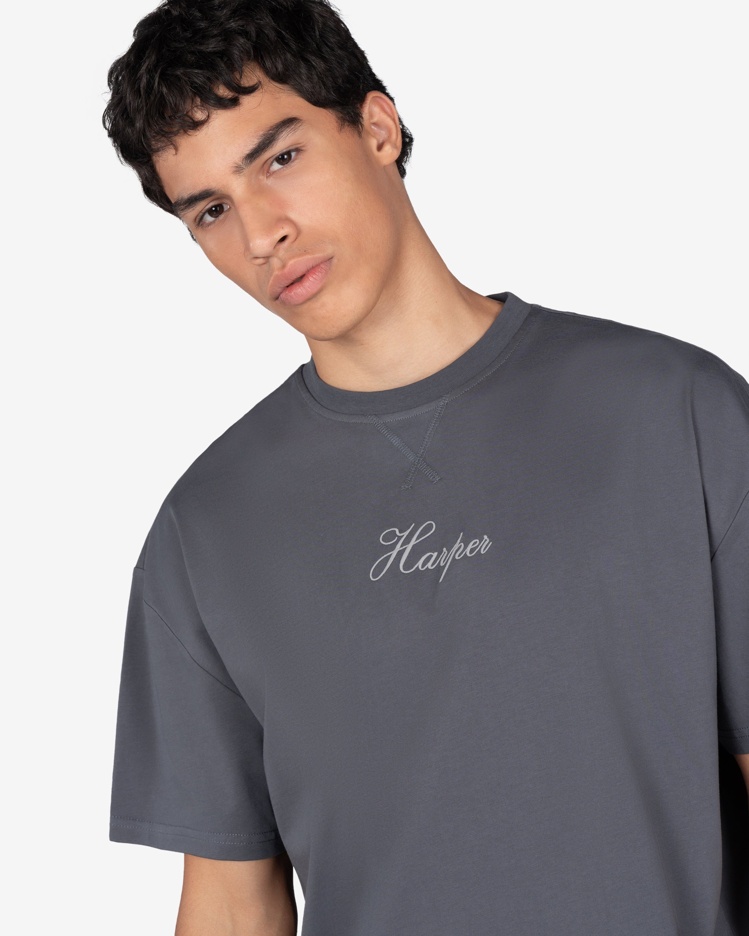 Camiseta NEWPORT oversize de Harper & Neyer en antracita, plano medio con logo Harper bordado en el pecho
