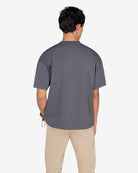 Camiseta NEWPORT oversize antracita de Harper & Neyer, vista trasera con modelo y chino beige