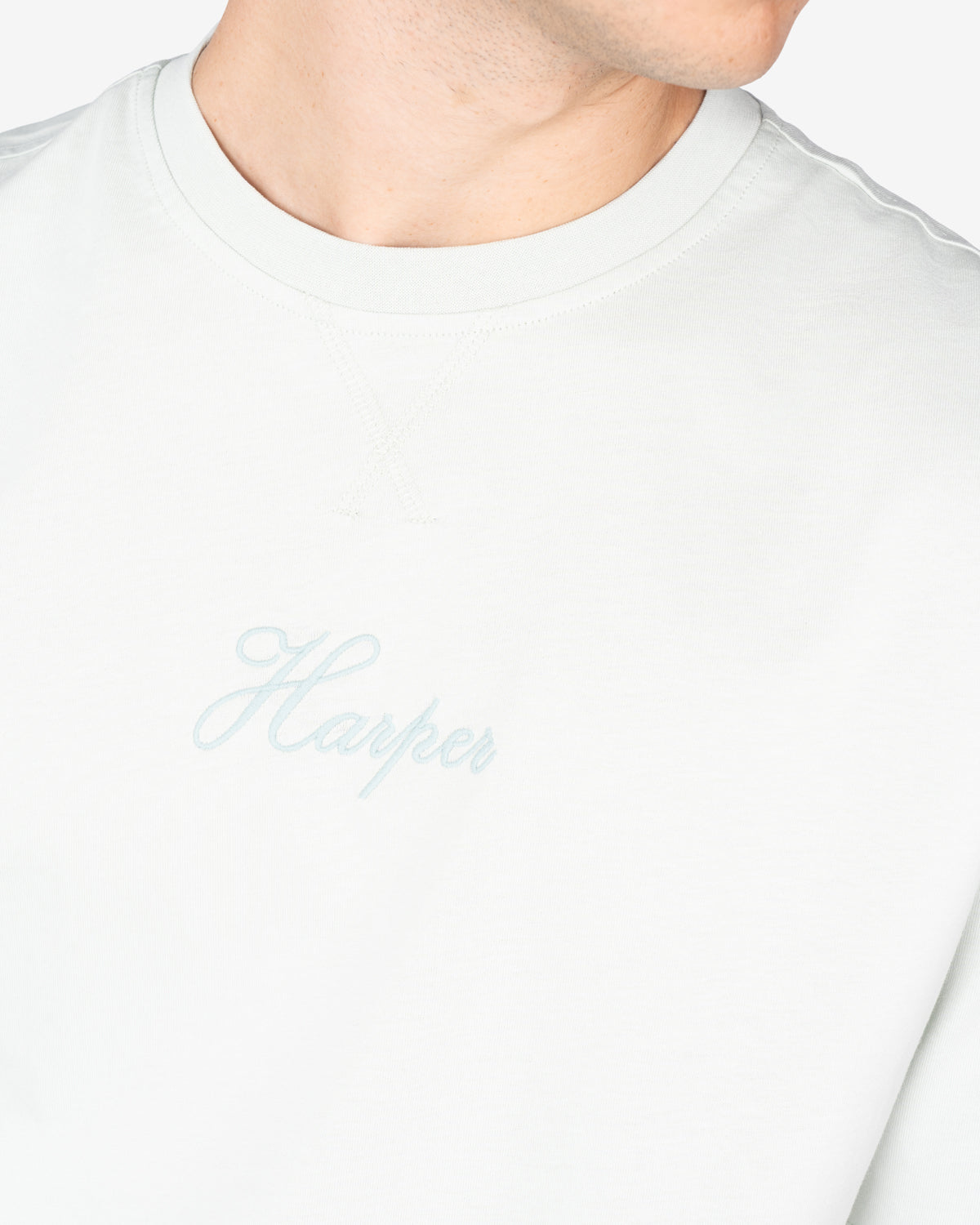 Detalle del logo Harper bordado en azul cielo y costura reforzada en el cuello de la camiseta NEWPORT