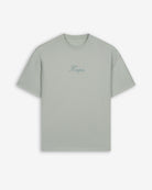 Camiseta NEWPORT oversize de Harper & Neyer en gris cielo, bodegón frontal con logo Harper bordado