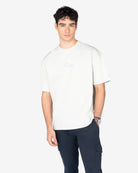 Camiseta NEWPORT oversize gris cielo de Harper & Neyer, look frontal con pantalón cargo azul marino