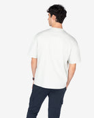 Camiseta NEWPORT oversize gris cielo de Harper & Neyer, vista trasera con modelo y pantalón cargo azul marino
