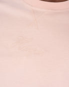 Detalle del logo Harper bordado tono sobre tono y costura reforzada en el cuello de la camiseta NEWPORT rosa