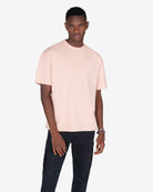 Camiseta NEWPORT oversize rosa empolvado de Harper & Neyer, look frontal con pantalón cargo negro