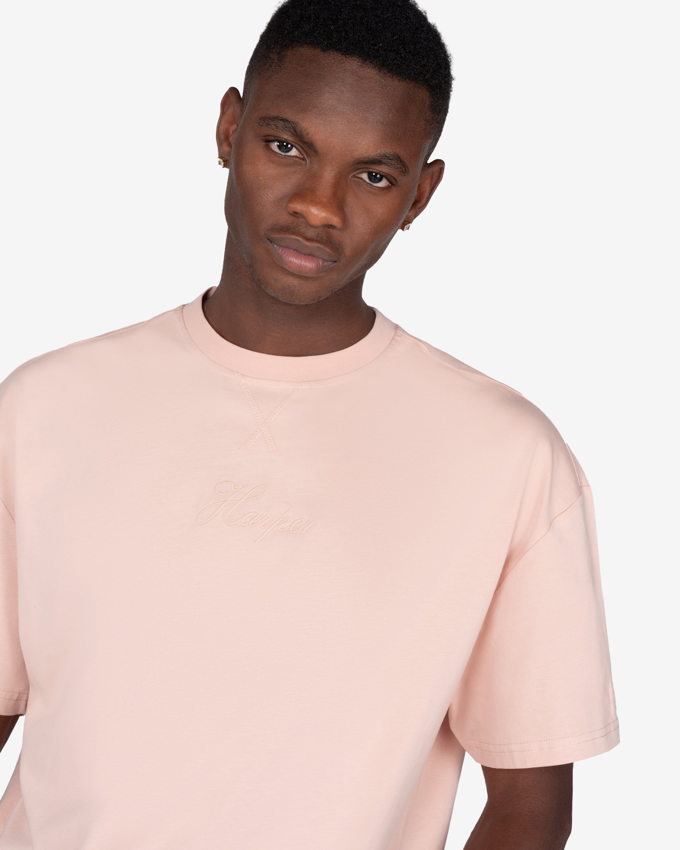 Camiseta NEWPORT oversize de Harper & Neyer en rosa empolvado, plano medio con logo Harper tono sobre tono