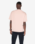 Camiseta NEWPORT oversize rosa empolvado de Harper & Neyer, vista trasera con modelo y pantalón cargo negro