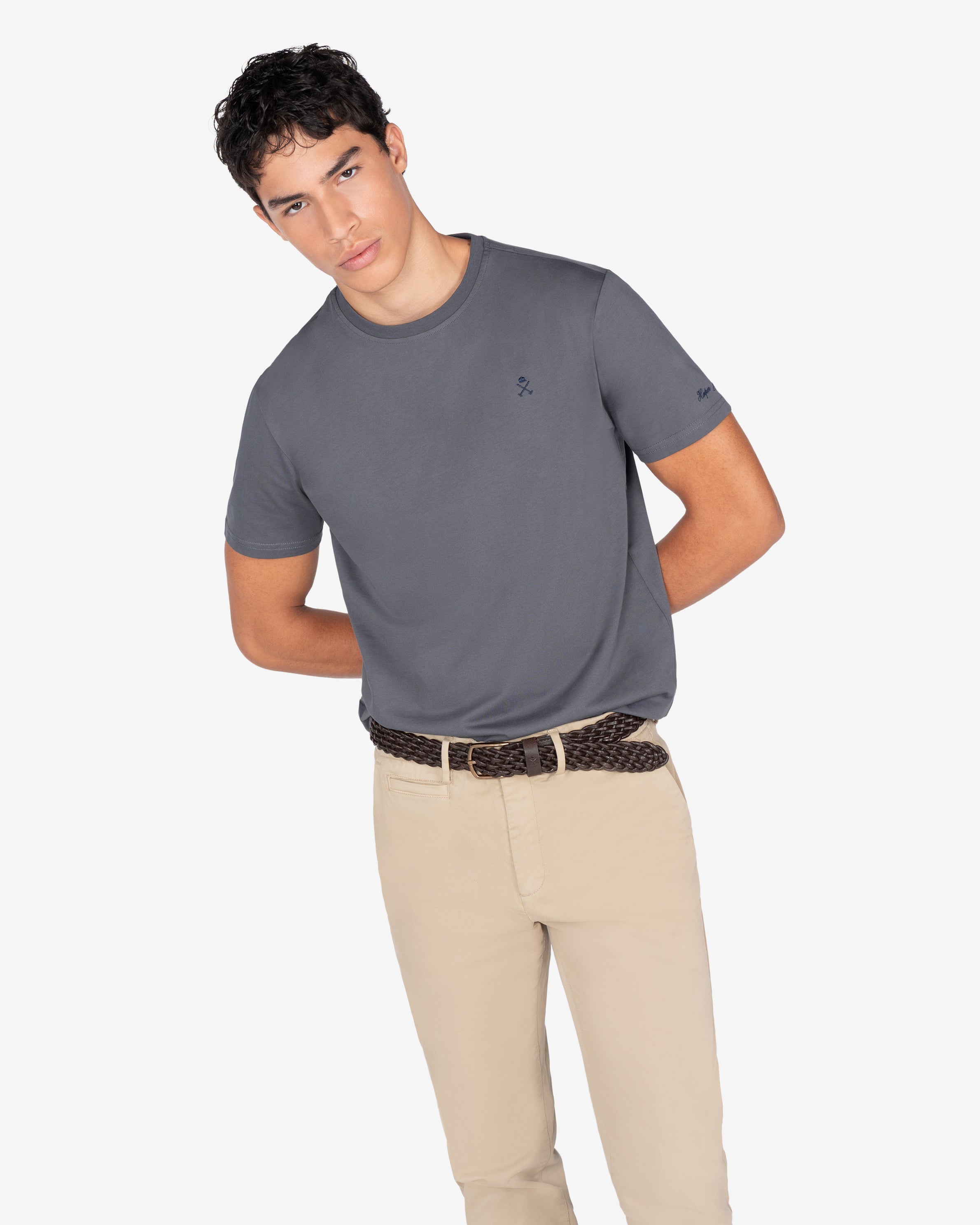 Camiseta PARADISE antracita de Harper & Neyer, look frontal con chino beige y cinturón trenzado marrón