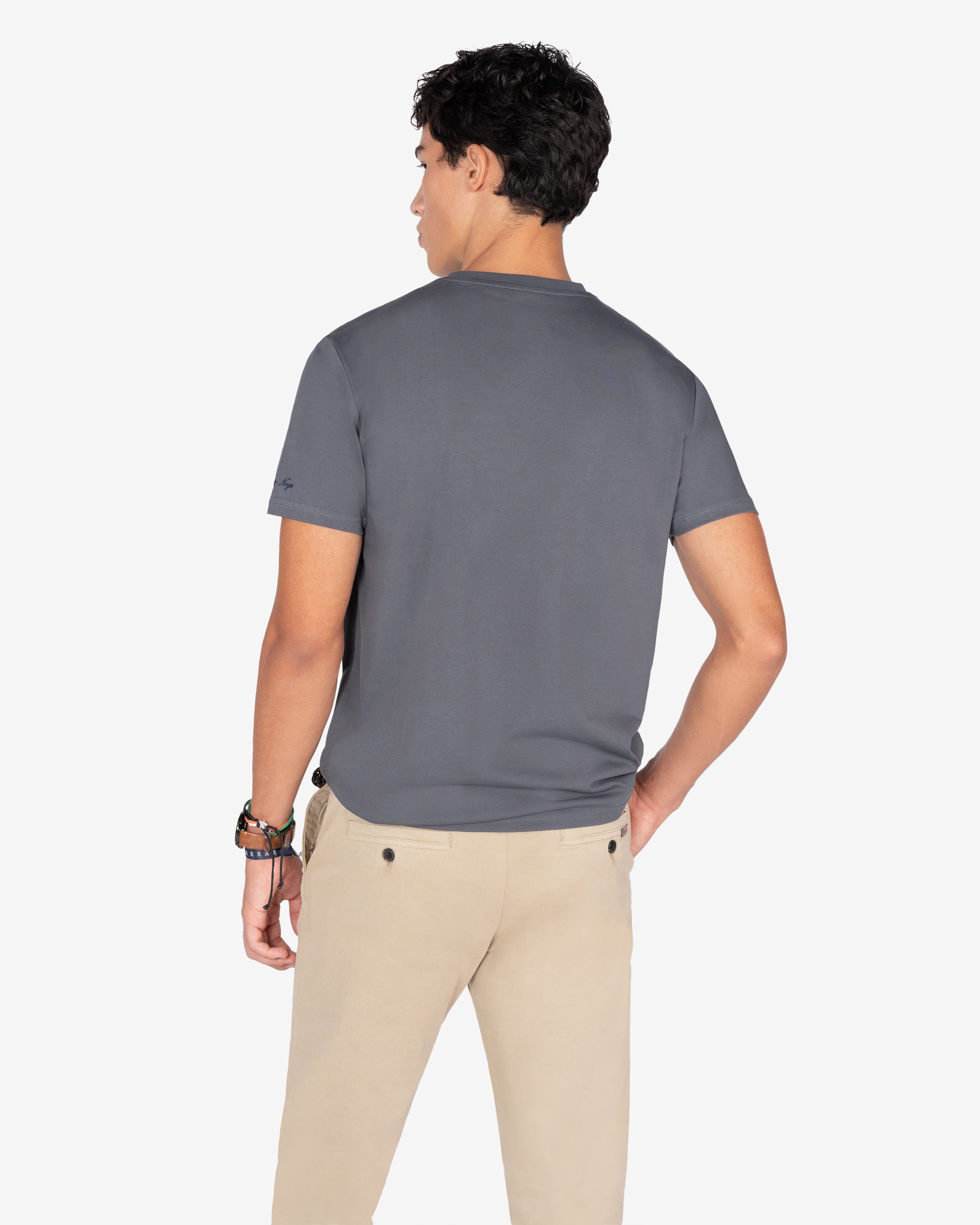 Camiseta PARADISE antracita de Harper & Neyer, look trasero con chino beige
