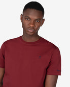 Camiseta PARADISE de Harper & Neyer en burdeos, plano medio con logo bordado en el pecho