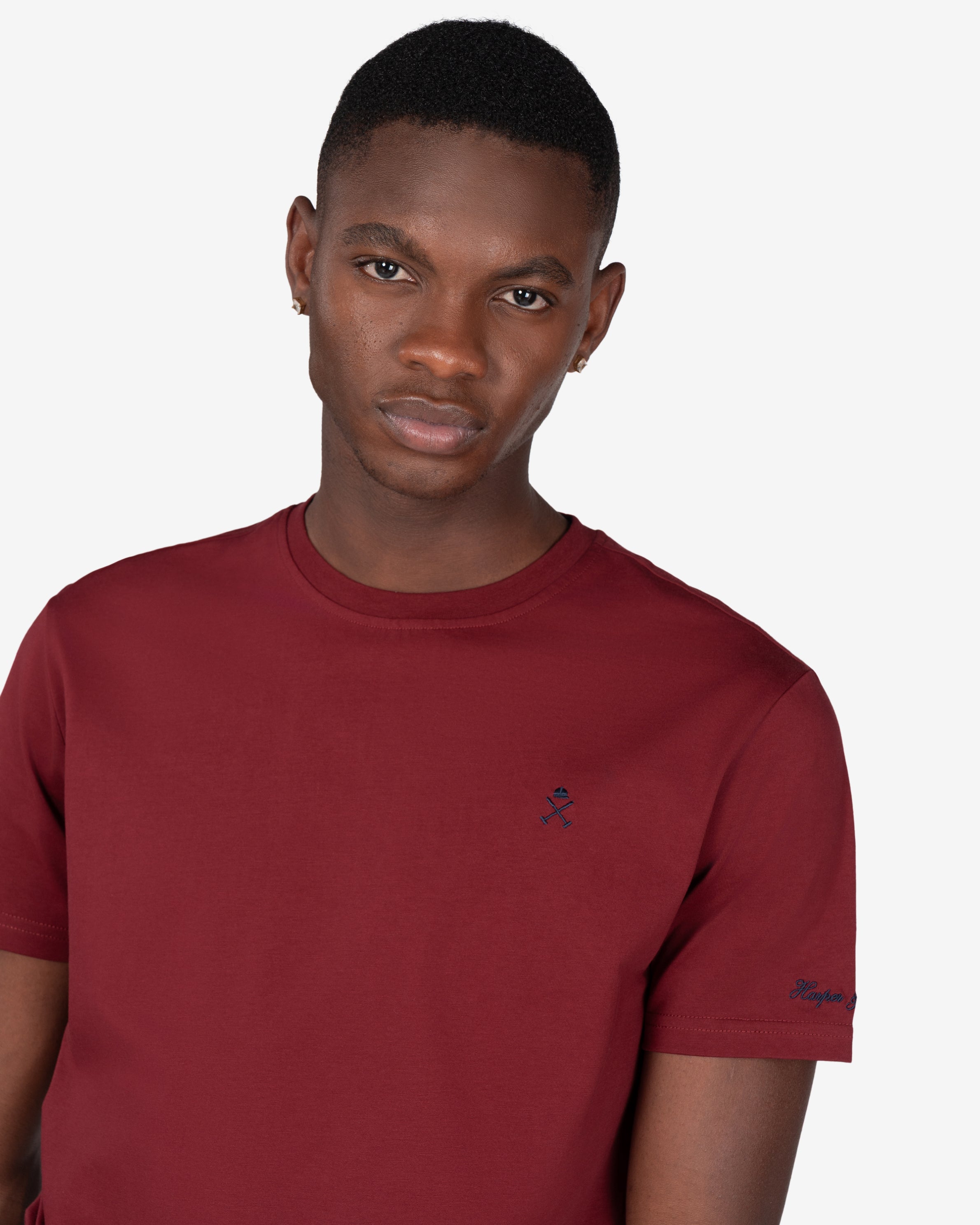 Camiseta PARADISE de Harper & Neyer en burdeos, plano medio con logo bordado en el pecho