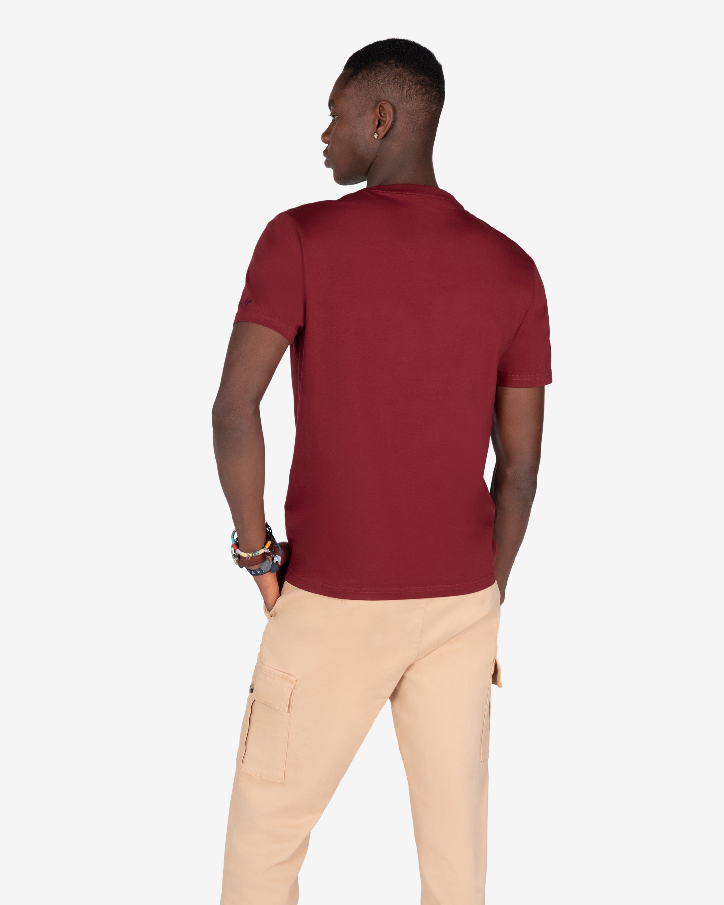 Camiseta PARADISE burdeos de Harper & Neyer, look trasero con cargo beige