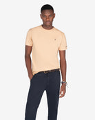 Camiseta PARADISE camel de Harper & Neyer, look frontal con chino azul marino y cinturón trenzado marrón