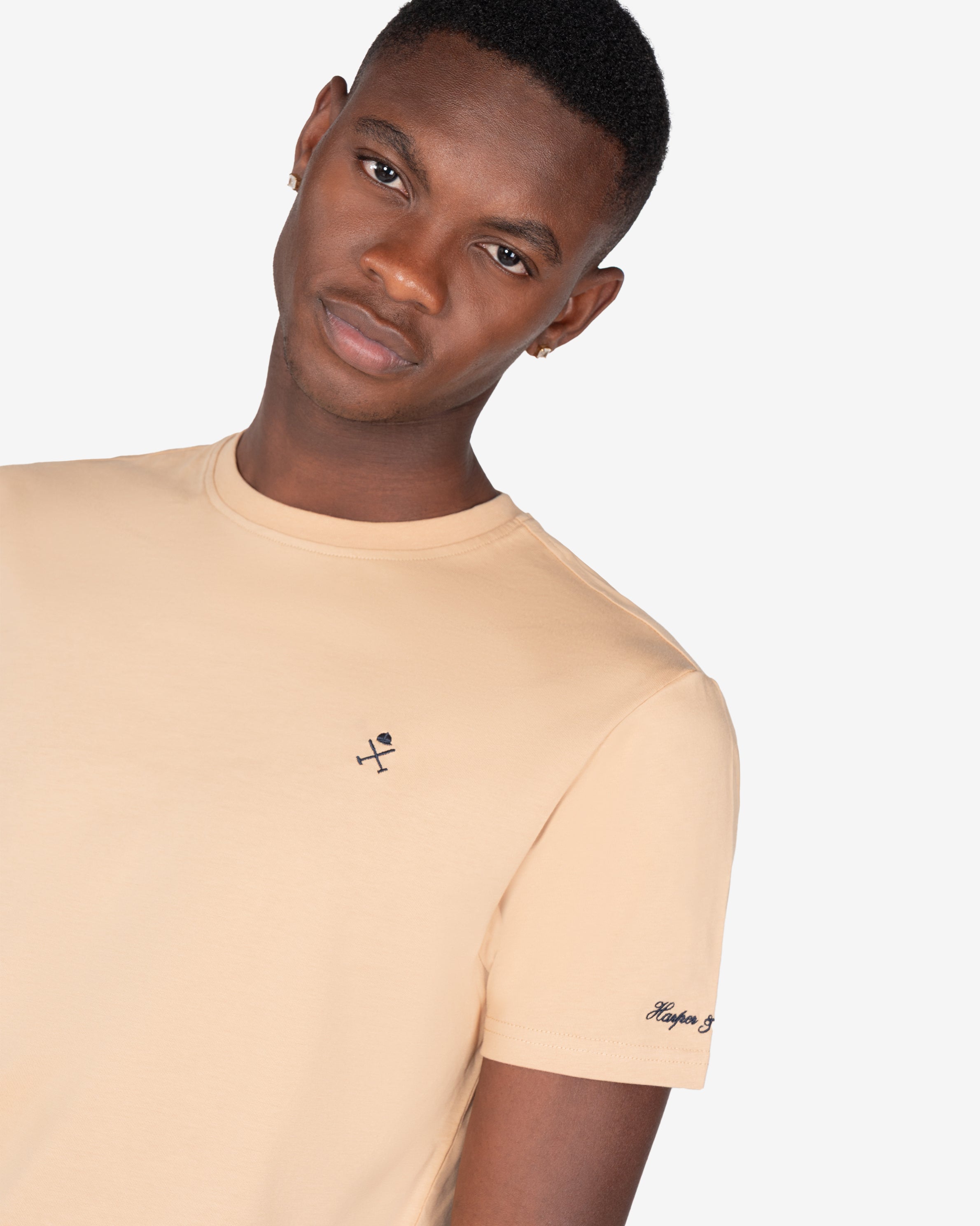 Camiseta PARADISE de Harper & Neyer en camel, plano medio con logo bordado en el pecho
