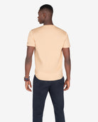 Camiseta PARADISE camel de Harper & Neyer, look trasero con chino azul marino