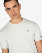 Camiseta PARADISE de Harper & Neyer en gris perla, plano medio con logo bordado en el pecho