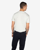 Camiseta PARADISE gris perla de Harper & Neyer, look trasero con chino azul marino