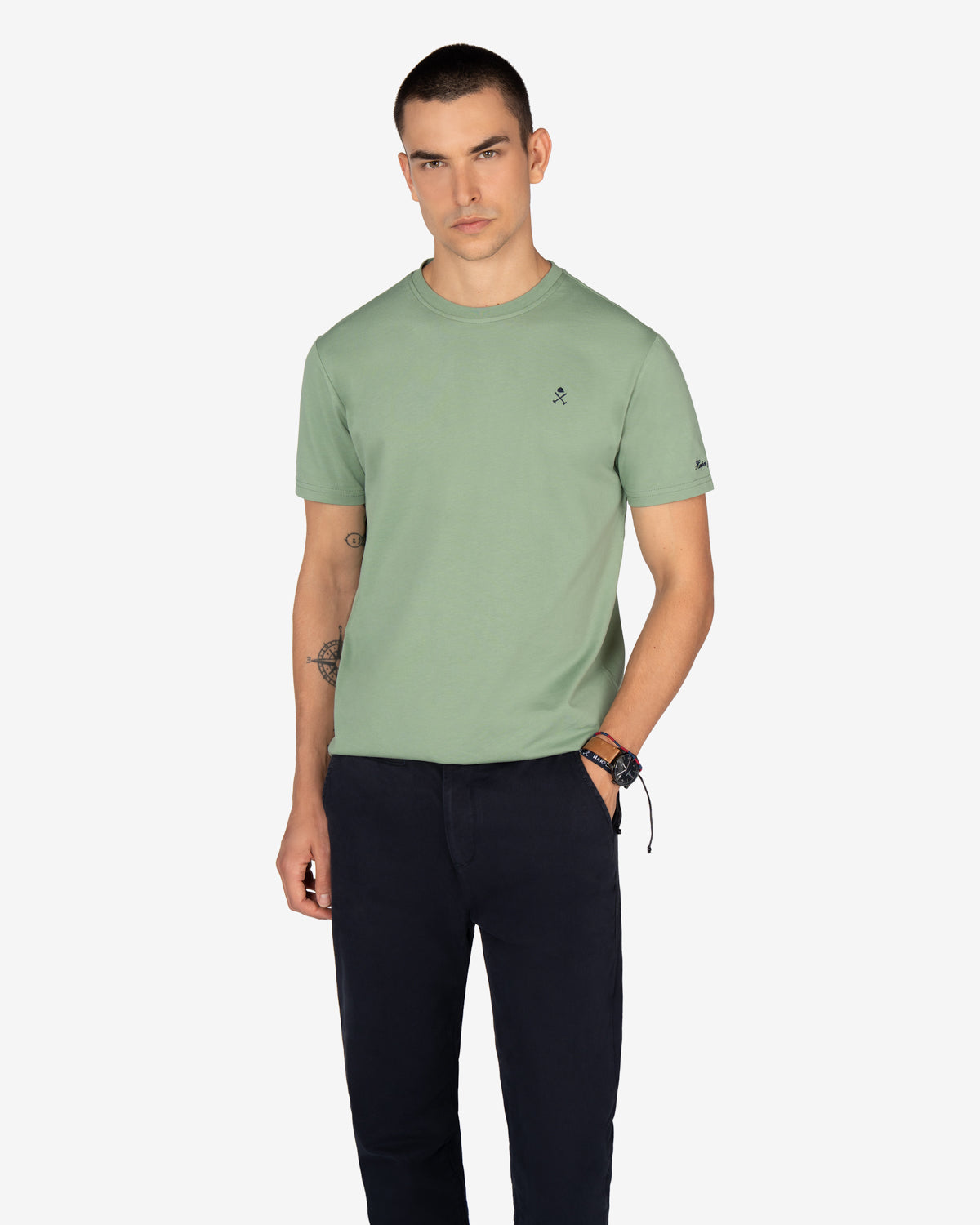 Camiseta PARADISE verde salvia de Harper & Neyer, look frontal con chino azul marino