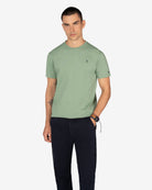 Camiseta PARADISE verde salvia de Harper & Neyer, look frontal con chino azul marino