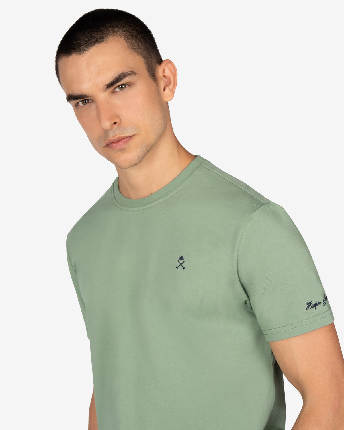 Camiseta PARADISE de Harper & Neyer en verde salvia, plano medio con logo bordado en el pecho