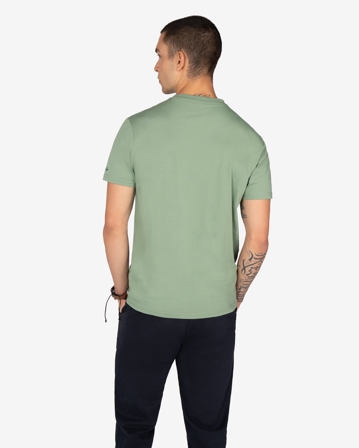 Camiseta PARADISE verde salvia de Harper & Neyer, look trasero con chino azul marino