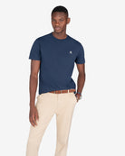 Camiseta RANGER azul marino de Harper & Neyer, look frontal con chino beige y cinturón marrón cognac