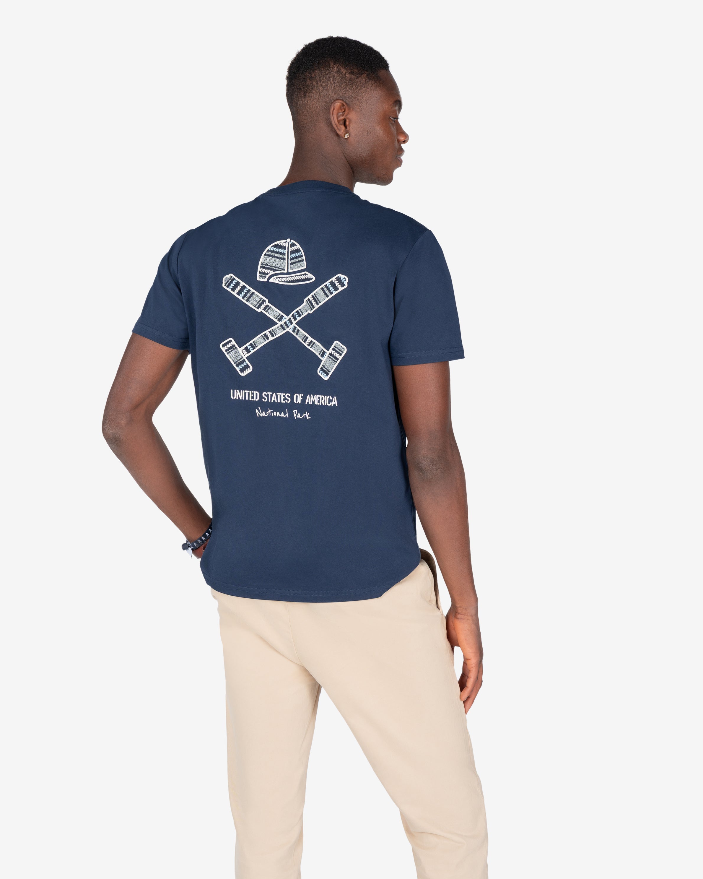 Camiseta RANGER azul marino de Harper & Neyer, vista trasera con estampado National Park y chino beige