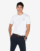 Camiseta RANGER blanca de Harper & Neyer, look frontal con chino azul marino y cinturón marrón