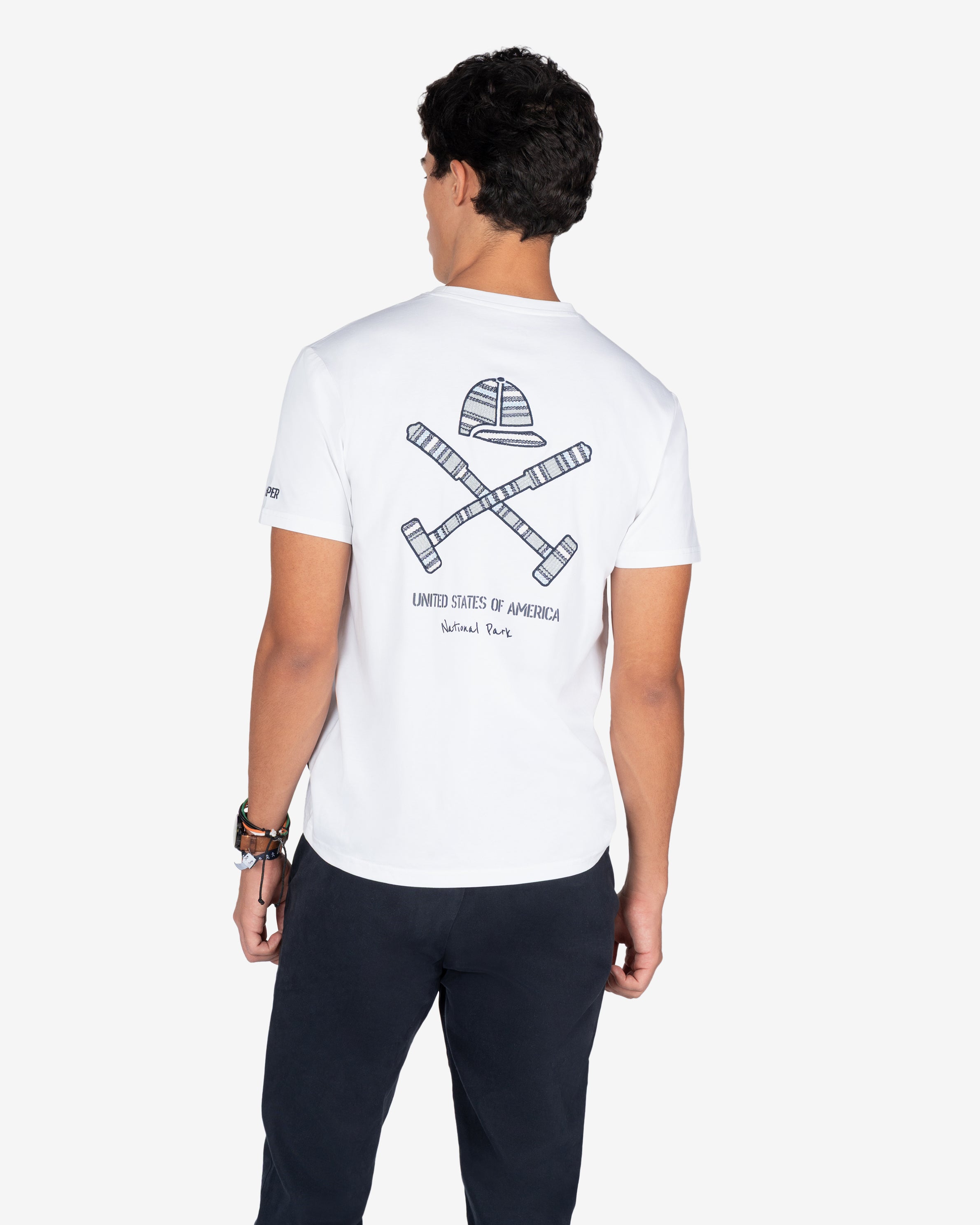 Camiseta RANGER blanca de Harper & Neyer, vista trasera con estampado National Park y chino azul marino