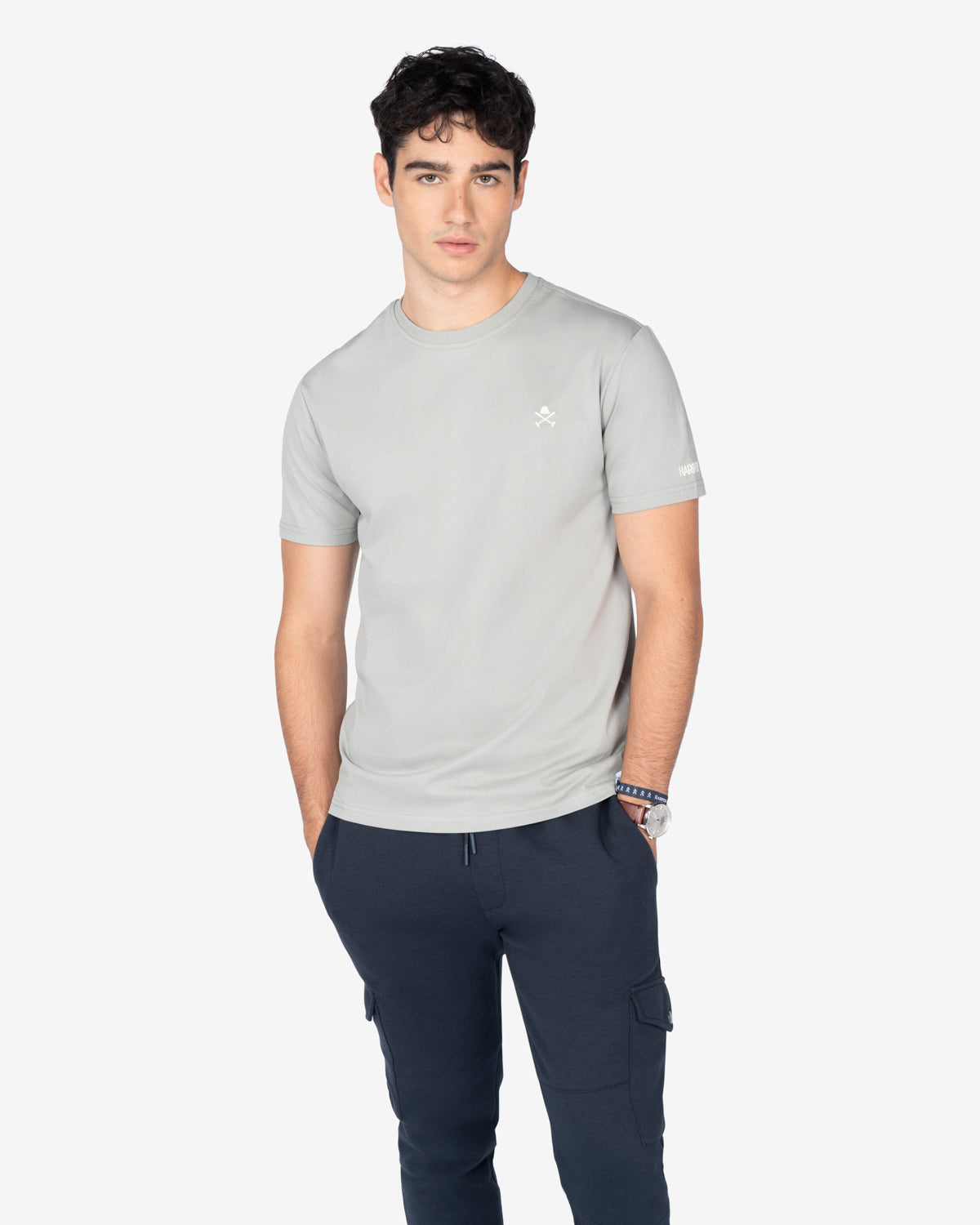 Camiseta RANGER gris verdoso claro de Harper & Neyer, look frontal con pantalón cargo azul marino