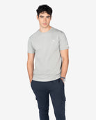 Camiseta RANGER gris verdoso claro de Harper & Neyer, look frontal con pantalón cargo azul marino