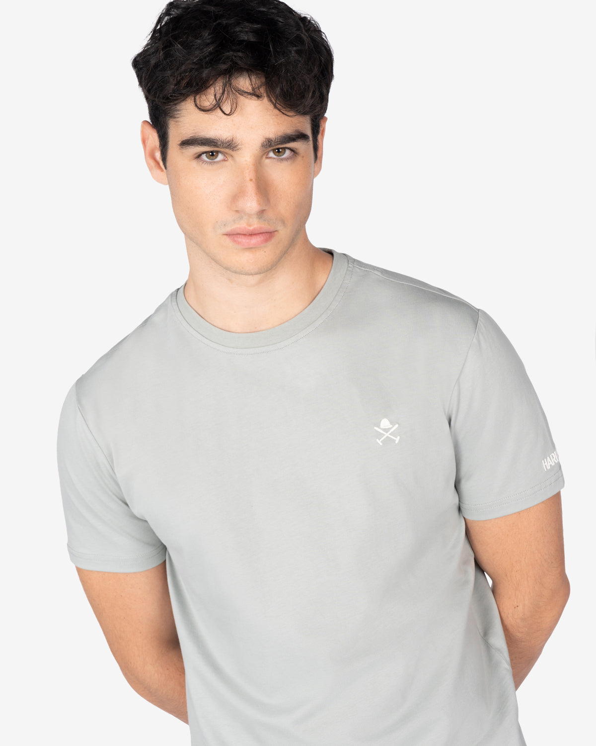 Camiseta RANGER de Harper & Neyer en algodón gris verdoso claro, plano medio con emblema en el pecho