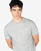 Camiseta RANGER de Harper & Neyer en algodón gris verdoso claro, plano medio con emblema en el pecho