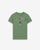 Camiseta RETRO KIDS de Harper & Neyer en algodón verde salvia, vista frontal con estampado vintage multicolor