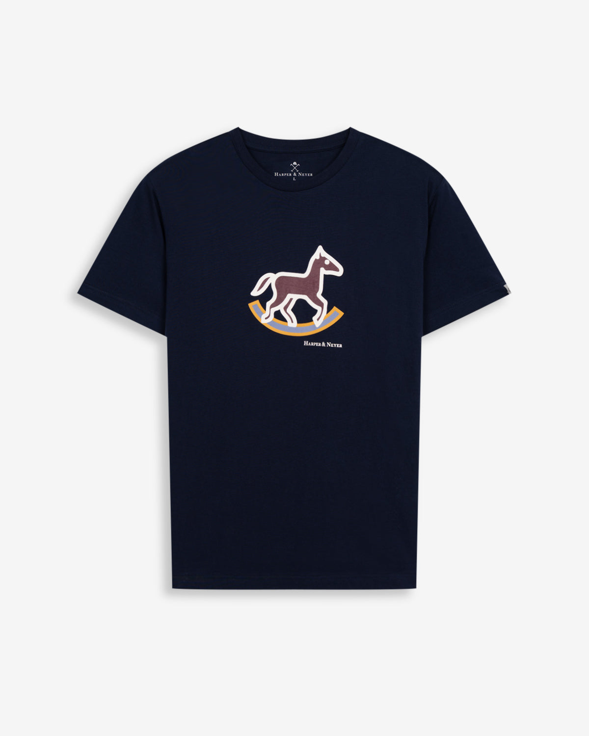 Camiseta ROCKING HORSE de Harper & Neyer en azul marino, bodegón frontal con caballo de balancín estampado