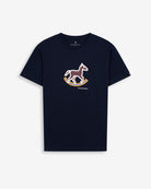 Camiseta ROCKING HORSE de Harper & Neyer en azul marino, bodegón frontal con caballo de balancín estampado