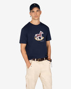 Camiseta ROCKING HORSE azul marino de Harper & Neyer, look frontal con gorra a juego y pantalón cargo crudo
