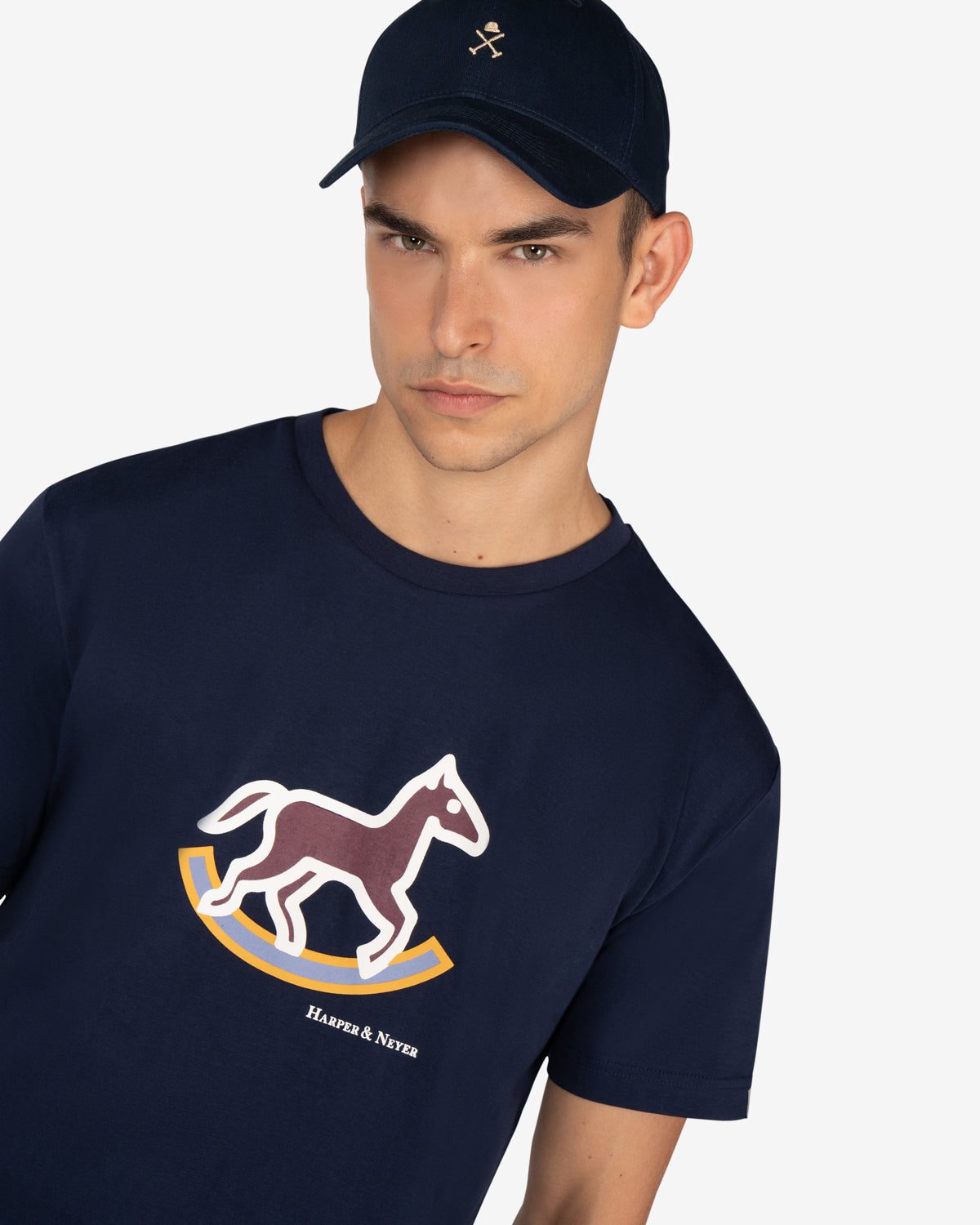 Camiseta ROCKING HORSE de Harper & Neyer en azul marino, plano medio con caballo de balancín estampado