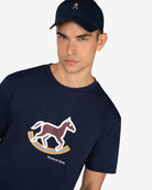 Camiseta ROCKING HORSE de Harper & Neyer en azul marino, plano medio con caballo de balancín estampado