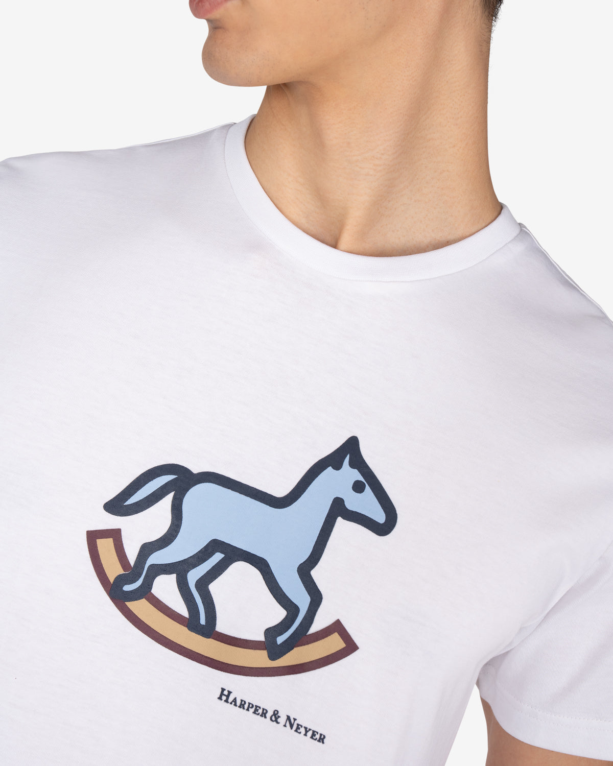 Detalle del caballo de balancín estampado en la camiseta ROCKING HORSE de Harper & Neyer en blanco