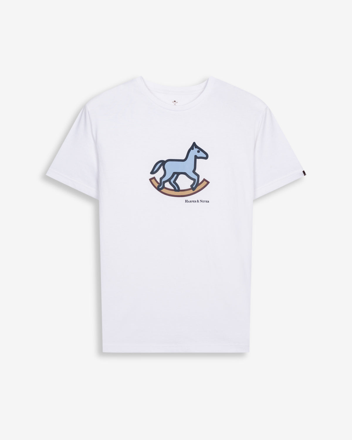 Camiseta ROCKING HORSE de Harper & Neyer en algodón blanco, bodegón frontal con caballo de balancín estampado
