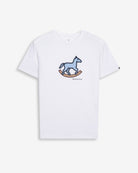 Camiseta ROCKING HORSE de Harper & Neyer en algodón blanco, bodegón frontal con caballo de balancín estampado